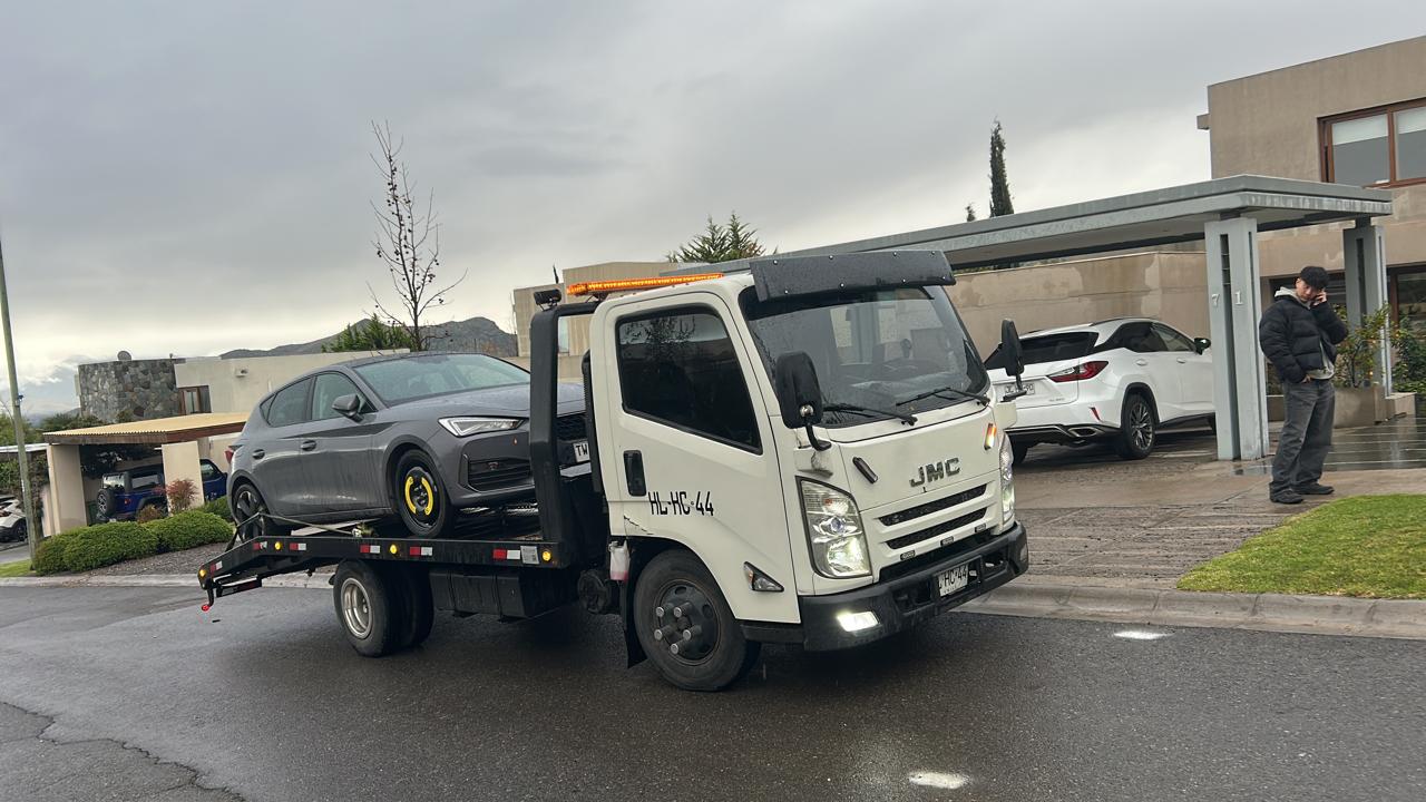 Grúa GYS retirando un auto desde un domicilio