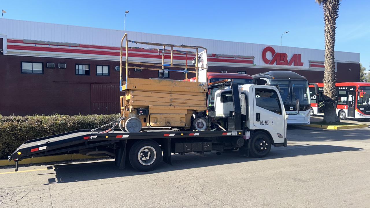 Grúa GYS con carga en plataforma en Santiago