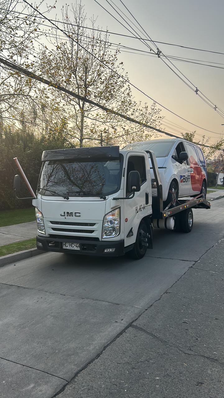 Grúa GYS cargando un furgón de reparto